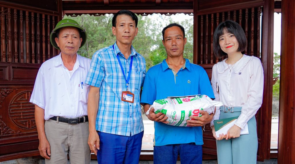 AAS employees handing over support packages to families