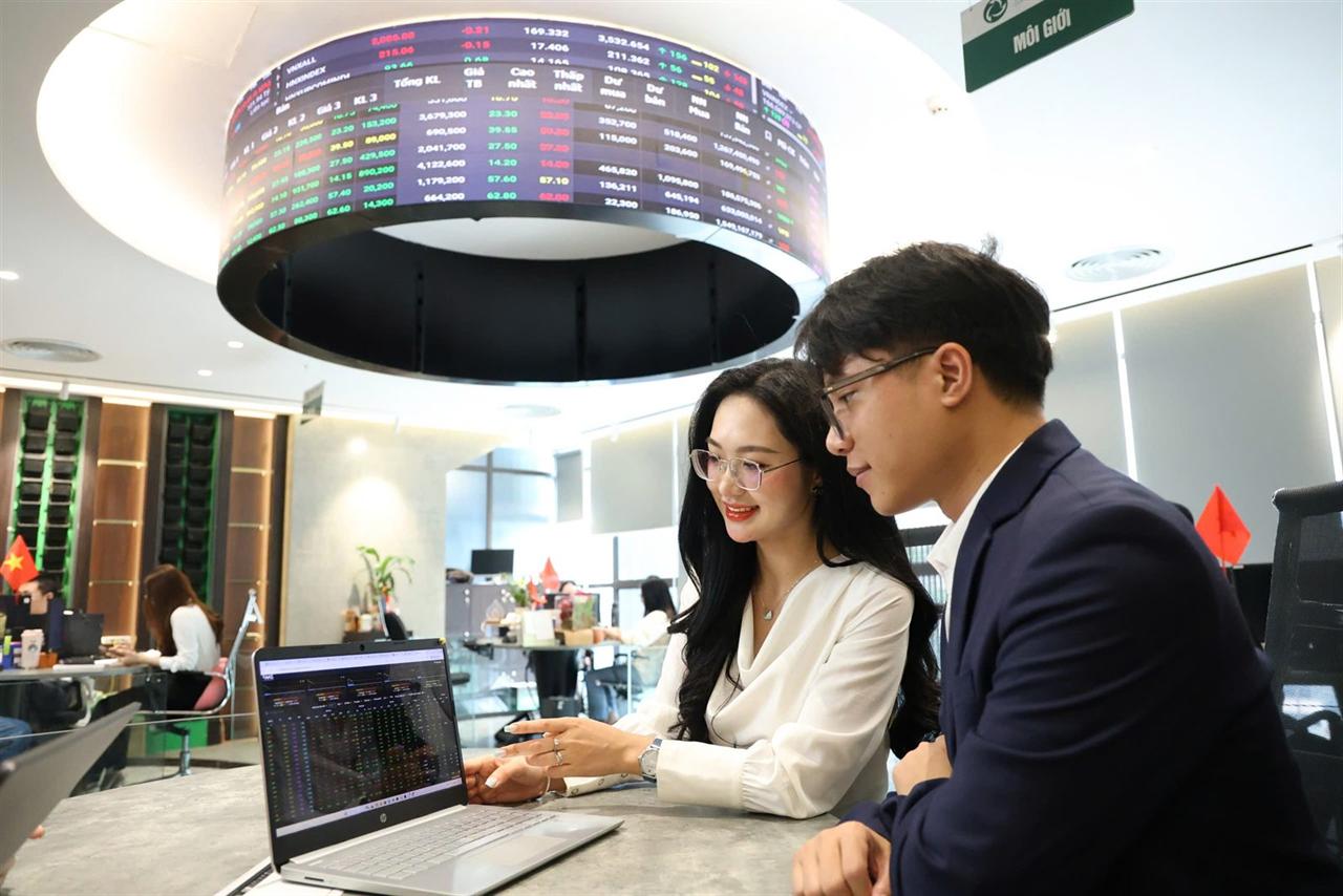 AAS specialists working together on the modern trading floor