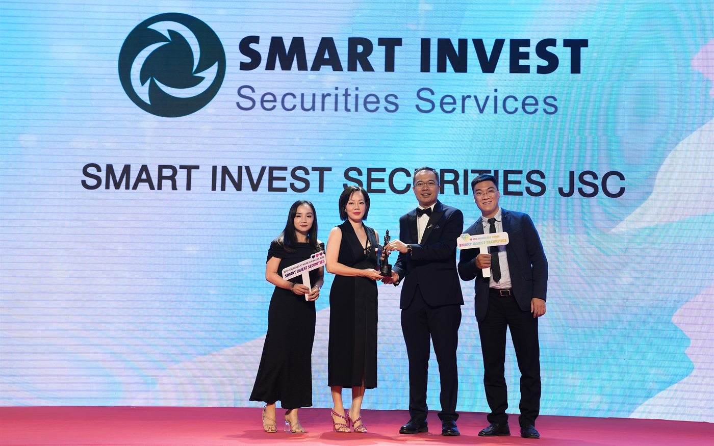 Smart Invest receiving the HR Asia Best Companies to Work for in Asia 2022 award