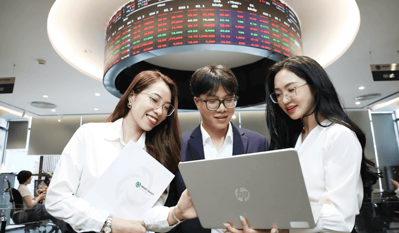 Chuyển khoản trực tiếp tại quầy giao dịch hỗ trợ nhà đầu tư thao tác an toàn và dễ dàng