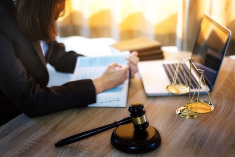 Cổ Phiếu Bị Đình Chỉ Giao Dịch: Nguyên Nhân, Hậu Quả Và Cách Xử Lý 3 Liên quan đến vấn đề pháp lý, đang điều tra