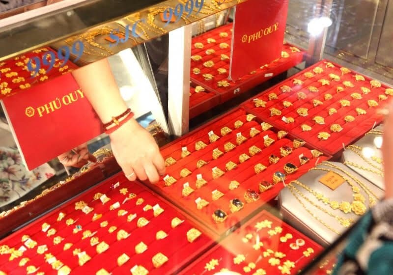 Mua tại các thương hiệu vàng bạc uy tín.